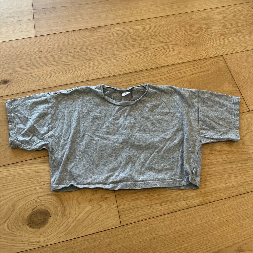 Crop aritzia t shirt size M in heather Dover grey